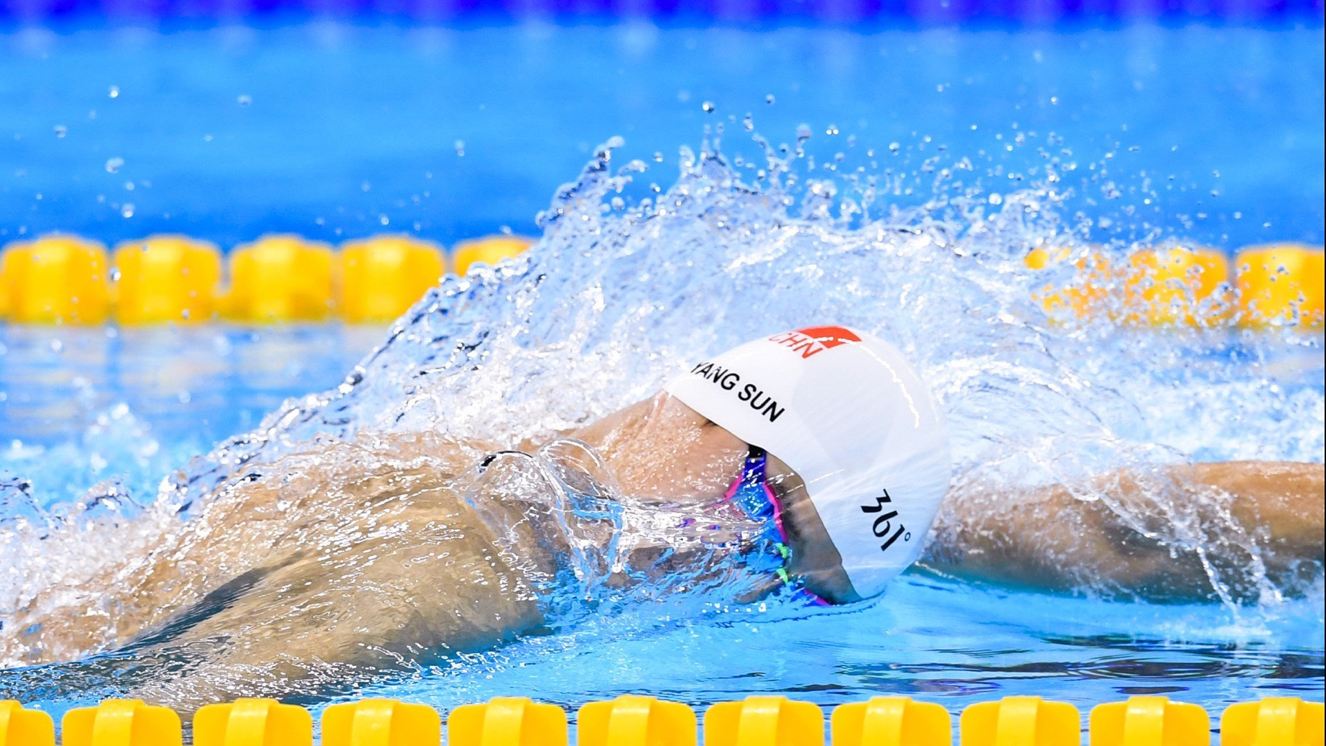 莱万多夫斯基在中国队比赛中问鼎冠军，赛事规则更新引发热议！